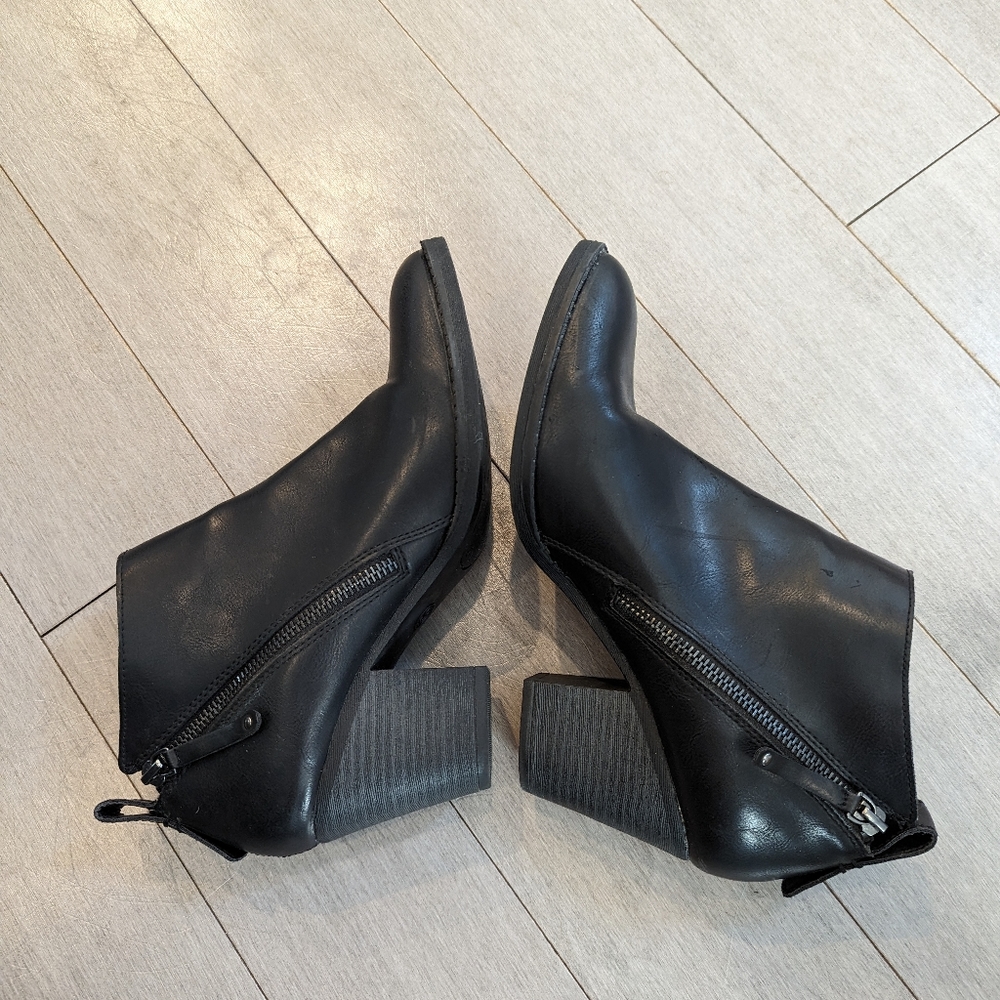 DV Dolce Vita black block heel ankle booties side zippers size 9